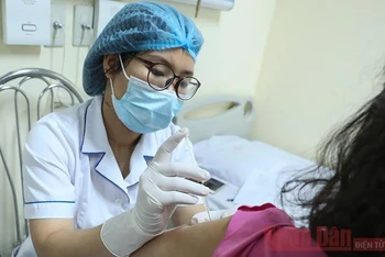 Tiêm vaccine tại Bệnh viện E, Hà Nội (Ảnh: DUY LINH)