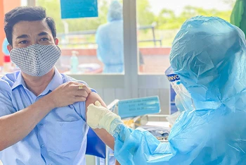 Tiêm vaccine cho người dân tại TP Thuận An, Bình Dương.