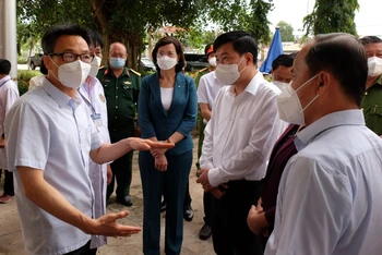 Phó Thủ tướng Vũ Đức Đam thăm hỏi, động viên đội ngũ y tế điều trị F0 tại Bệnh viện Dã chiến huyện Đồng Phú (Bình Phước). 