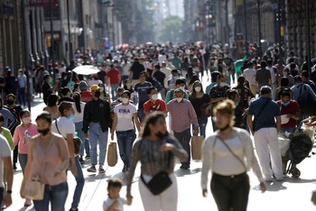 Người dân đi bộ gần quảng trường Zocalo, ở Mexico City, Mexico, ngày 24/7/2021. (Ảnh: Reuters)