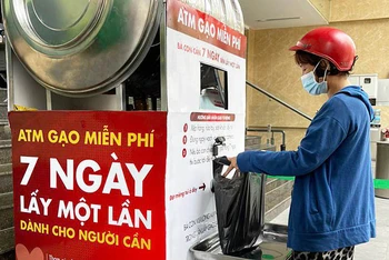 Người dân TP Hồ Chí Minh nhận hỗ trợ tại “ATM gạo thông minh”.