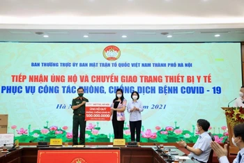 Đại diện Viettel Hà Nội ủng hộ Quỹ phòng, chống Covid-19.