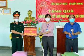 Đại diện các đơn vị trao quà hỗ trợ cho người dân huyện Củ Chi (TP Hồ Chí Minh).