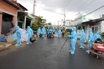 Lấy mẫu xét nghiệm cho người dân liên quan vợ chồng anh P. làm lây lan dịch bệnh tại thị trấn Thủ Thừa, huyện Thủ Thừa (Long An).