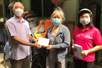 Chi trả hỗ trợ cho lao động tự do ở quận Bình Thạnh, TP Hồ Chí Minh (Ảnh: Quý Hiền).