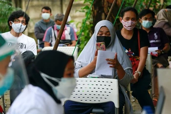 Người dân chờ tiêm vaccine ngừa Covid-19 tại Jakarta, Indonesia, ngày 8/7. (Ảnh: Reuters)