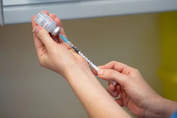 Tiêm vaccine ngừa Covid-19 tại một bệnh viện ở Anh. (Ảnh: Reuters).