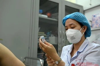 Hà Nội triển khai tiêm vaccine Covid-19 tại nhà thi đấu Trịnh Hoài Đức. Ảnh: DUY LINH.