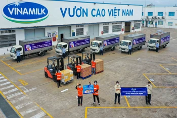 Các chuyến xe với thông điệp “Tuyến đầu khỏe mạnh, vì Việt Nam khỏe mạnh” đã đồng loạt khởi hành mang món quà của nhân viên Vinamilk gửi đến tuyến đầu. 