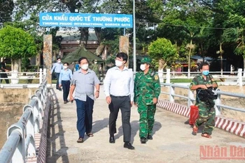 Bí thư Tỉnh ủy Đồng Tháp Lê Quốc Phong (áo trắng) kiểm tra công tác phòng, chống dịch Covid-19 tại huyện biên giới Hồng Ngự.