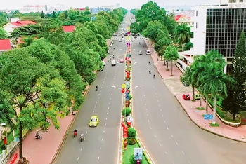 Một tuyến đường trung tâm của thành phố Buôn Ma Thuột thưa thớt người qua lại trong những ngày giãn cách xã hội theo Chỉ thị 16 của Thủ tướng Chính phủ. 
