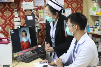 Các bác sĩ đang kiểm tra sức khỏe một bệnh nhân cách ly tại nhà. (Ảnh: Cơ quan An ninh Y tế quốc gia Thái Lan)
