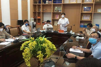 PGS, TS Lương Ngọc Khuê và các thành viên của Hội đồng chuyên môn tại điểm cầu Bộ Y tế. (Ảnh: LÊ HẢO)