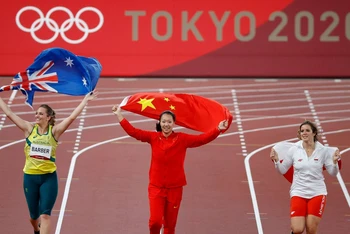 Shiying Liu (giữa) ăn mừng sau khi giành huy chương vàng ném lao nữ. (Ảnh: Reuters)