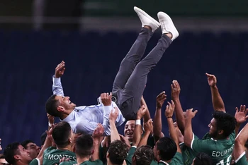 Các cầu thủ Mexico ăn mừng cùng HLV Jaime Lozano. (Ảnh: Reuters)
