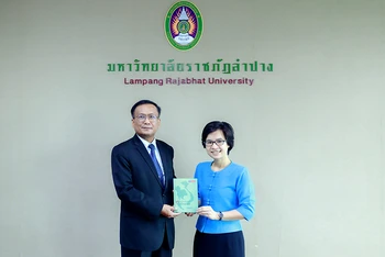 Tác giả tặng sách cho trường Đại học Lampang Rajabhat.