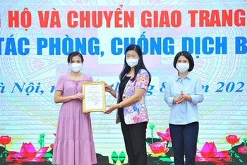 Đại diện Công ty Cổ phần Đầu tư TNG Holdings Vietnam trao tặng TP Hà Nội hệ thống xét nghiệm PCR.