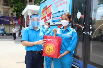 15 nghìn công nhân lao động Thủ đô được nhận quà từ  “Xe buýt siêu thị 0 đồng”