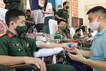 Cán bộ, đoàn viên, thanh niên quân đội hiến máu tình nguyện sáng ngày 7/8/2021.