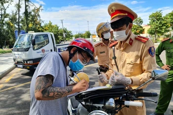 Công an thành phố Tuy Hòa tăng cường tuần tra, xử lý các vi phạm không chấp hành nghiêm việc thực hiễn giãn cách xã hội theo Chị thị 16/CT-TTg của Thủ tướng Chính phủ. 