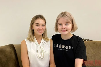 Yulia và Ekaterina (từ trái qua), hai cô gái Nga làm nhiệm vụ phiên dịch và hỗ trợ đoàn Việt Nam tại Army Games 2021.