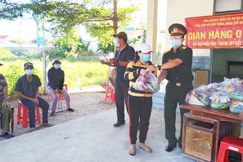 “Gian hàng 0 đồng” của huyện Ninh Hải, tỉnh Ninh Thuận tổ chức các chuyến lưu động xuống các xã để cấp phát miễn phí cho người dân nghèo.