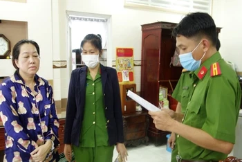 Đọc lệnh khám xét nhà Nguyễn Thị Kim Hạnh.