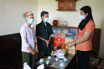 Mặt trận Tổ quốc TP Hà Nội trao hỗ trợ hộ nghèo tại xã Yên Bài, huyện Ba Vì.