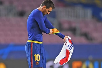 Rời bỏ chiếc áo Barca, Messi có thể khoác áo PSG. (Ảnh: Getty Images)