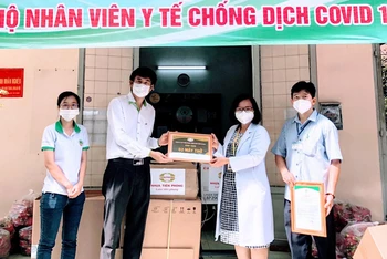 Đại diện lãnh đạo Công ty CP Nhựa Tiền Phong trao máy thở tặng Bệnh viện Nhi Đồng 2 ( TP Hồ Chí Minh).