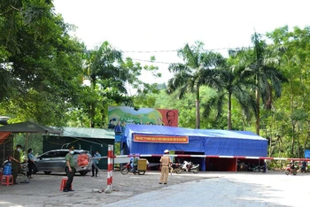 Lập chốt tại xã Long Khánh giáp ranh với tỉnh Yên Bái để kiểm soát người và phương tiện từ vùng dịch vào huyện Bảo Yên, tỉnh Lào Cai.