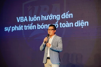 Ông Trần Chu Sa, Giám đốc Điều hành VBA 2021 ghi nhận những đóng góp hết mình của các Câu lạc bộ.