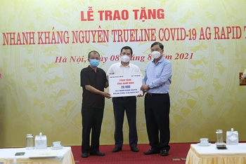 Ông Đào Đình Khôi, Tổng Giám đốc Công ty TNHH Medicon trao tặng 20.000 test nhanh cho tỉnh Nam Định dưới sự chứng kiến của ông Nguyễn Hồng Sâm, Tổng Giám đốc Cổng Thông tin điện tử Chính phủ.