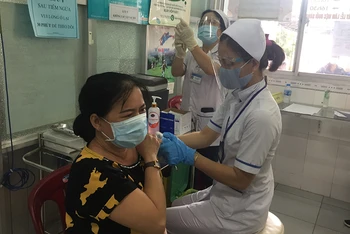 Trung tâm y tế Ninh Kiều tiêm vắc-xin Covid-19 cho người dân.