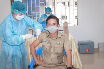 Một nhân viên thuộc cơ quan Chính phủ tại tỉnh Pursat được tiêm vaccine AstraZeneca mũi tăng cường để ngừa biến chủng Delta (Ảnh: Fresh News)