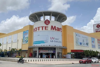 Siêu thị Lotte trên đường Mậu Thân, quận Ninh Kiều hiện chỉ bán hàng online, đặt hàng qua điện thoại.