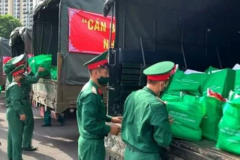 Cán bộ, chiến sĩ Bộ Tư lệnh TP Hồ Chí Minh chuẩn bị các phần quà để trao tặng cho người dân khó khăn trên địa bàn thành phố.