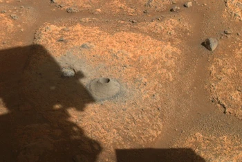 Hình ảnh do tàu thám hiểm Perseverance chụp ngày 6/8 cho thấy lỗ được khoan để chuẩn bị cho nỗ lực đầu tiên của sứ mệnh là thu thập mẫu đá từ sao Hỏa. (Nguồn: NASA).
