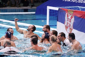 Đội bóng nước nam Serbia ăn mừng chiến thắng. (Ảnh: Reuters)