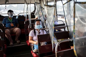 Hành khách trên xe buýt tại Manila, Philippines, tuân thủ quy định giãn cách. (Ảnh: Reuters)