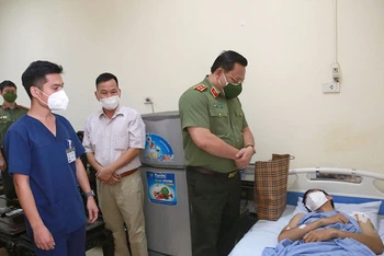 Trung tướng Nguyễn Hải Trung thăm hỏi sức khỏe Thượng úy Nguyễn Duy Khánh. 