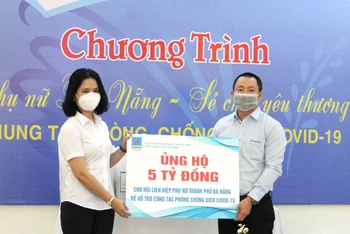 Đại diện PVGAS trao tặng 5 tỷ đồng cho Hội Liên hiệp Phụ nữ thành phố Đà Nẵng.