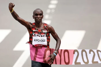 Kipchoge chứng tỏ sự thống trị của mình trên đường chạy marathon. (Ảnh: Getty Images)
