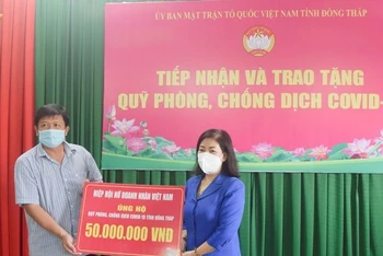 Thường trực Ủy ban Mặt trận Tổ quốc Việt Nam tỉnh Đồng Tháp tiếp nhận tiền từ các hội, hiệp hội trao tặng.