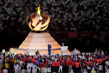 Chủ tịch IOC Thomas Bach và Trưởng ban tổ chức Hashimoto phát biểu bế mạc.