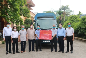 Tỉnh Nam Định quyết định hỗ trợ 6 tỷ đồng và 100.000 khẩu trang y tế cho 5 tỉnh, thành phố phía nam để chống dịch Covid-19.