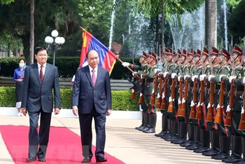 Tổng Bí thư, Chủ tịch nước Lào đón, hội đàm với Chủ tịch nước Nguyễn Xuân Phúc