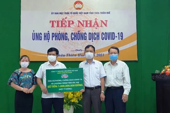 Ủy ban MTTQ Việt Nam tỉnh Thừa Thiên Huế tiếp nhận một tỷ đồng ủng hộ cho công tác phòng, chống dịch Covid-19.