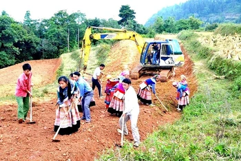 Đồng bào dân tộc H’Mông ở xã Quan Hồ Thẩn, huyện Si Ma Cai (Lào Cai) hiến đất ruộng để mở đường giao thông, xây dựng nông thôn mới.