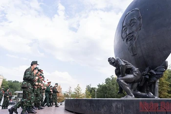 Đoàn Quân đội nhân dân Việt Nam dâng hoa tại Tượng đài Hồ Chí Minh ở thủ đô Moscow, Liên bang Nga.